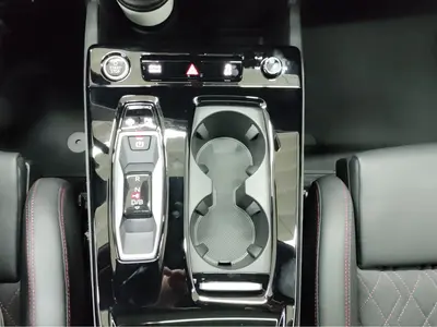 Audi Q6 e-tron – Foto 11
